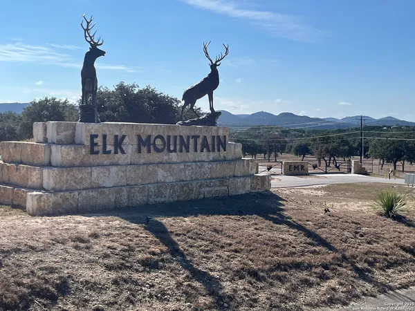 a view of a back yard