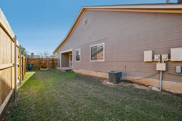 a view of a backyard