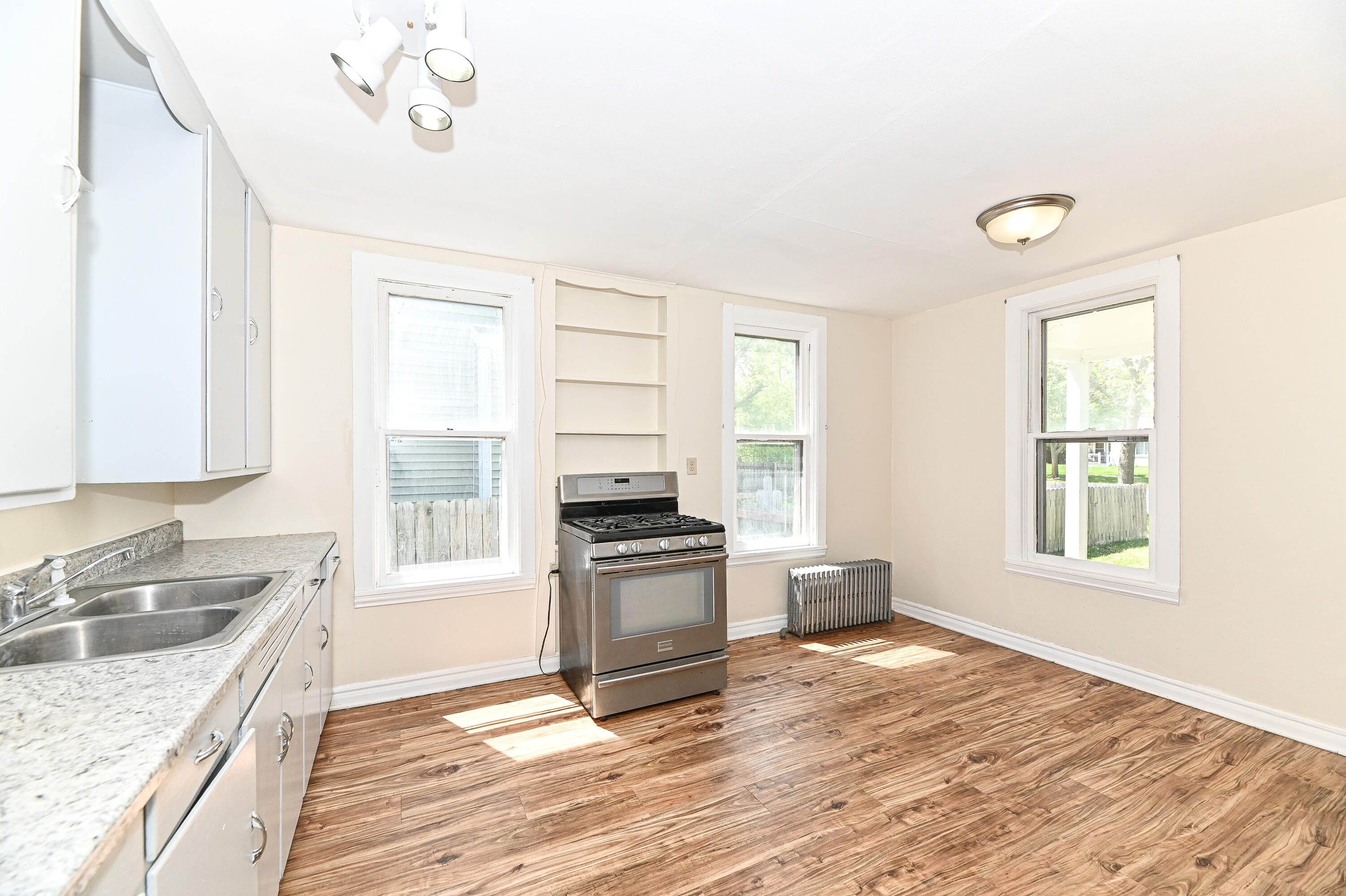 3270 South 92nd Street Milwaukee, WI 53227 - Photo 7 of 30 Kitchen