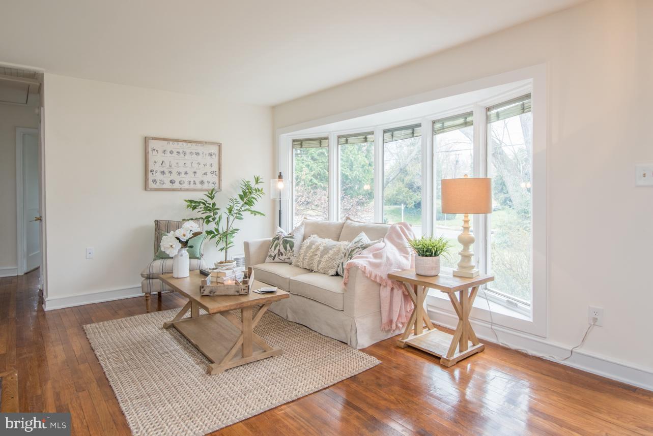 8015 New Market Road Alexandria, VA 22308 - Photo 3 of 30 Living Room