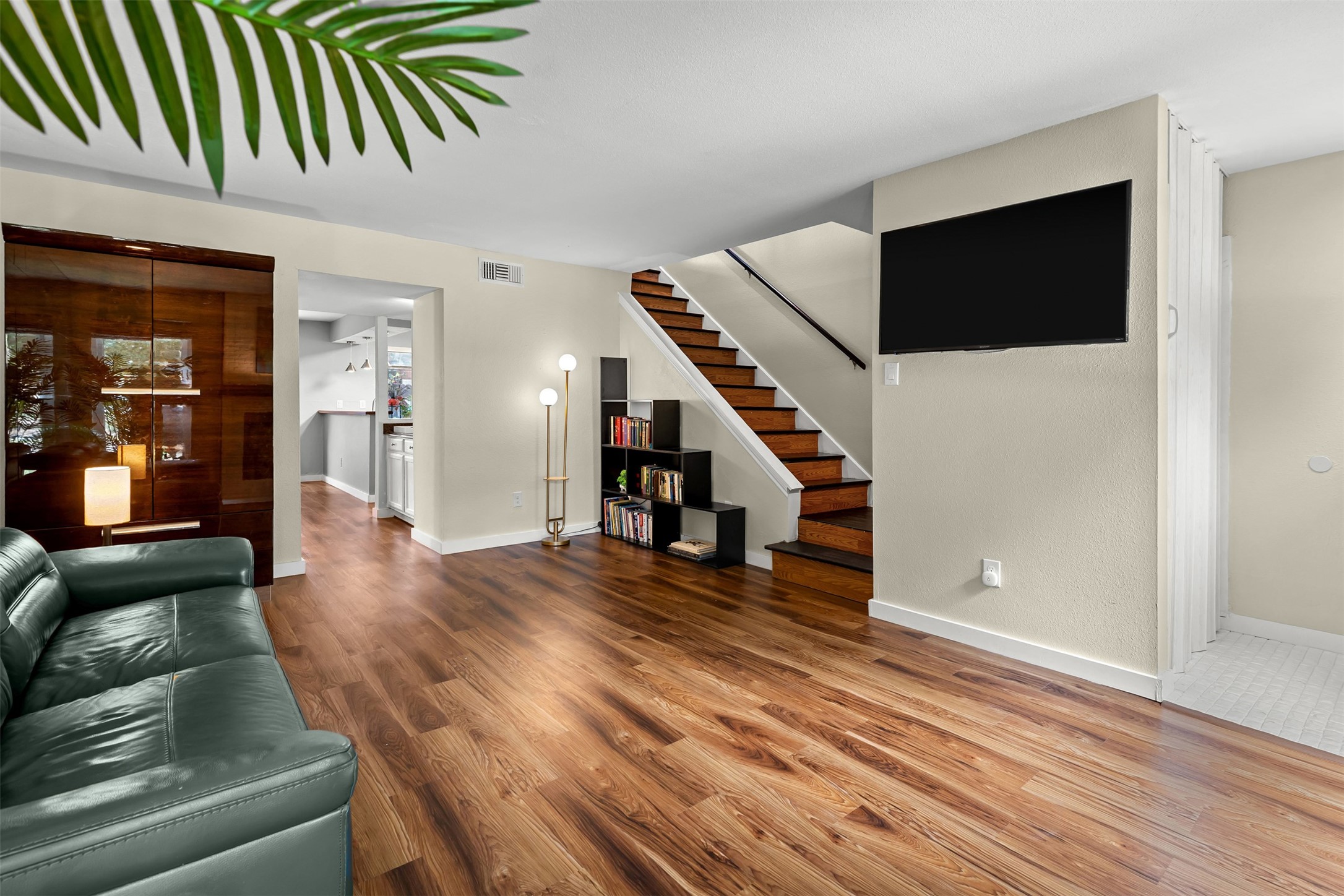 1500 Sandy Springs Road, Unit 22 Houston, TX 77042 - Photo 5 of 31 Beautifully maintained hardwoods and high ceilings