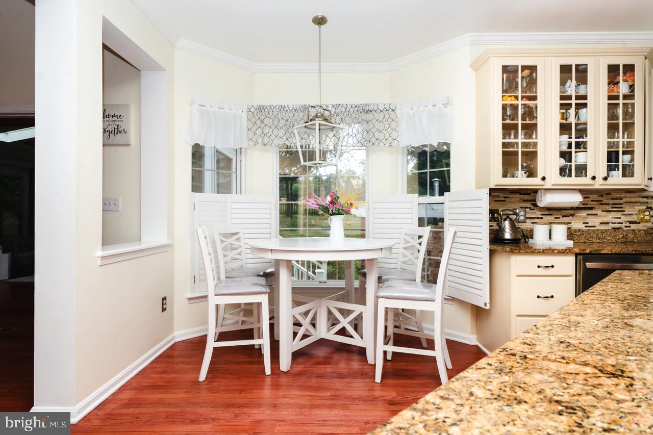 18278 Maple Spring Court Leesburg, VA 20176 - Photo 11 of 35 Charming breakfast nook with sunlight.