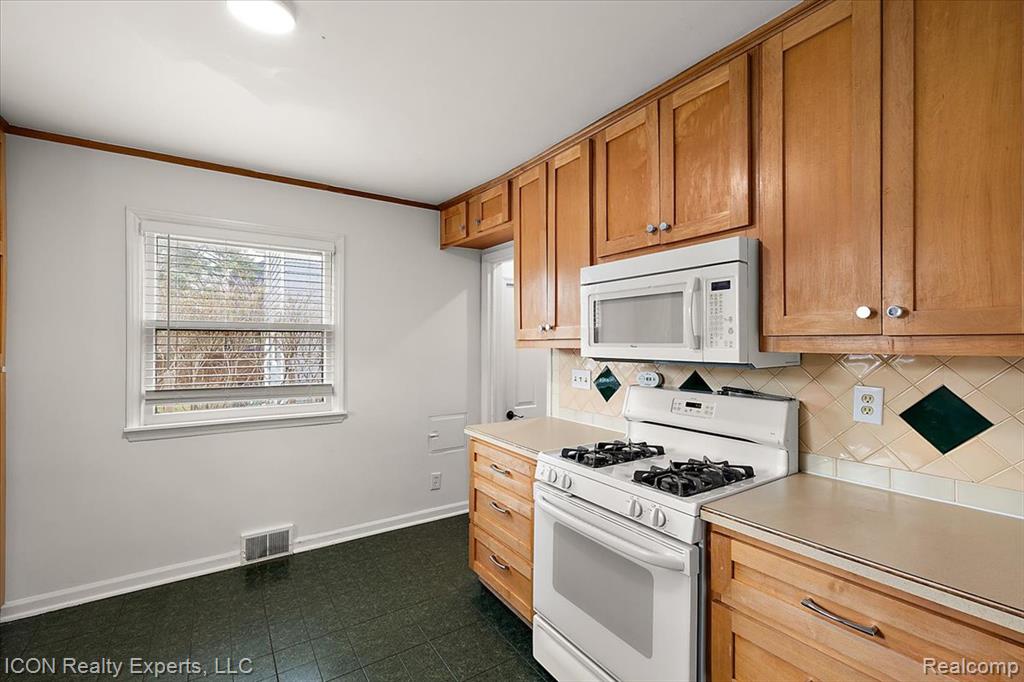 176 Chippewa Road Pontiac, MI 48341 - Photo 21 of 37 Gallery Image 21