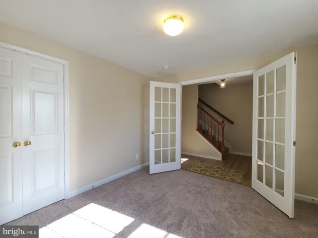 a view of empty room with window