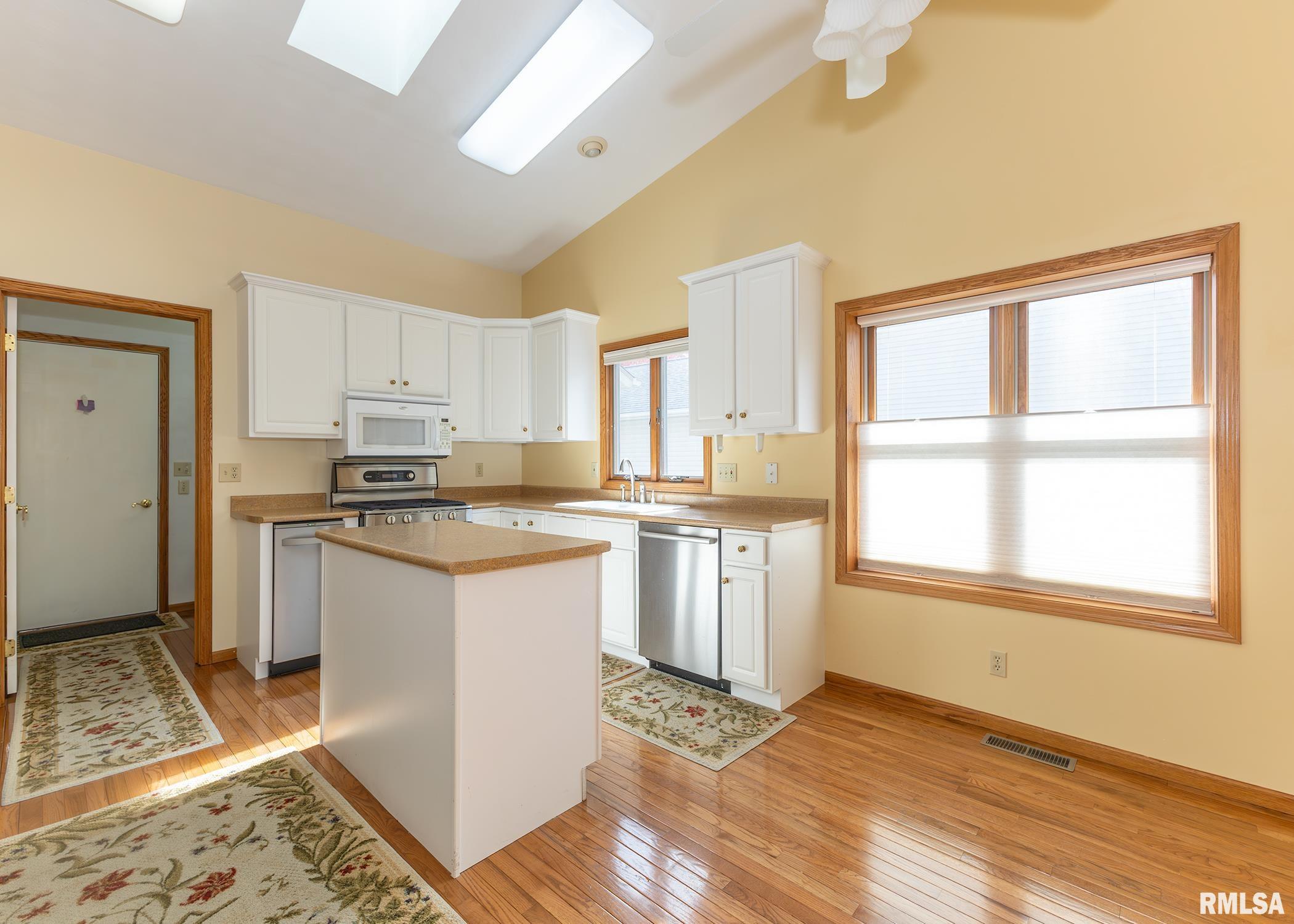 1605 53rd Street Moline, IL 61265 - Photo 4 of 31