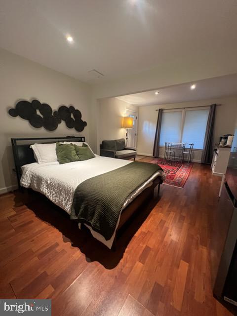 12309 St James Road Potomac, MD 20854 - Photo 5 of 10 a bedroom with a bed and lamp