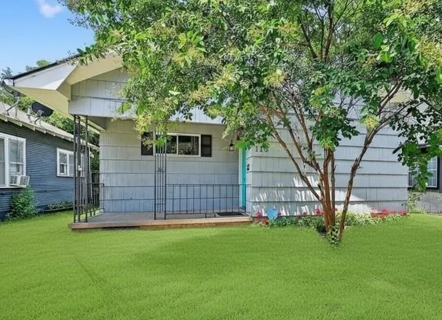 a view of a house with a backyard