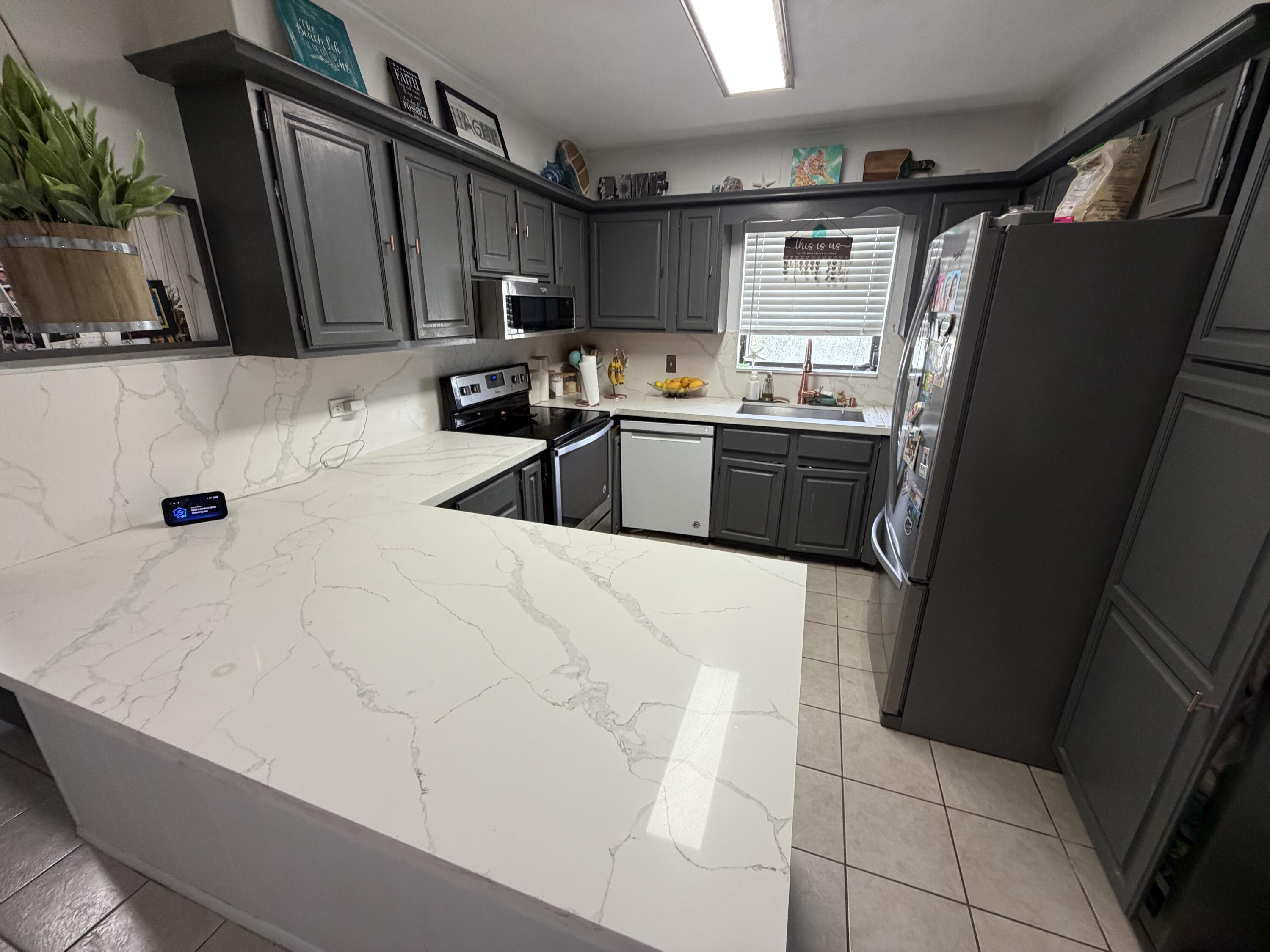 322 3rd Road Key Largo, FL 33037 - Photo 19 of 58 Kitchen angle 1