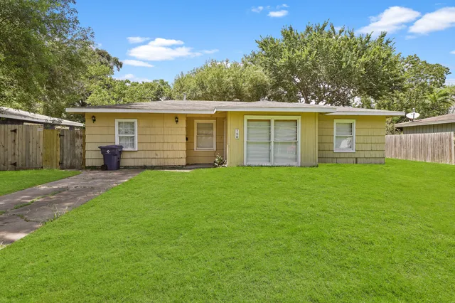 $1,595 | 728 22nd Avenue North, Texas City, TX 77590