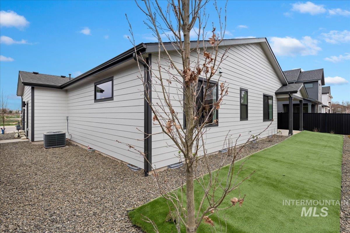 967 West Malbar Street Meridian, ID 83646 - Photo 30 of 33 View of side of home