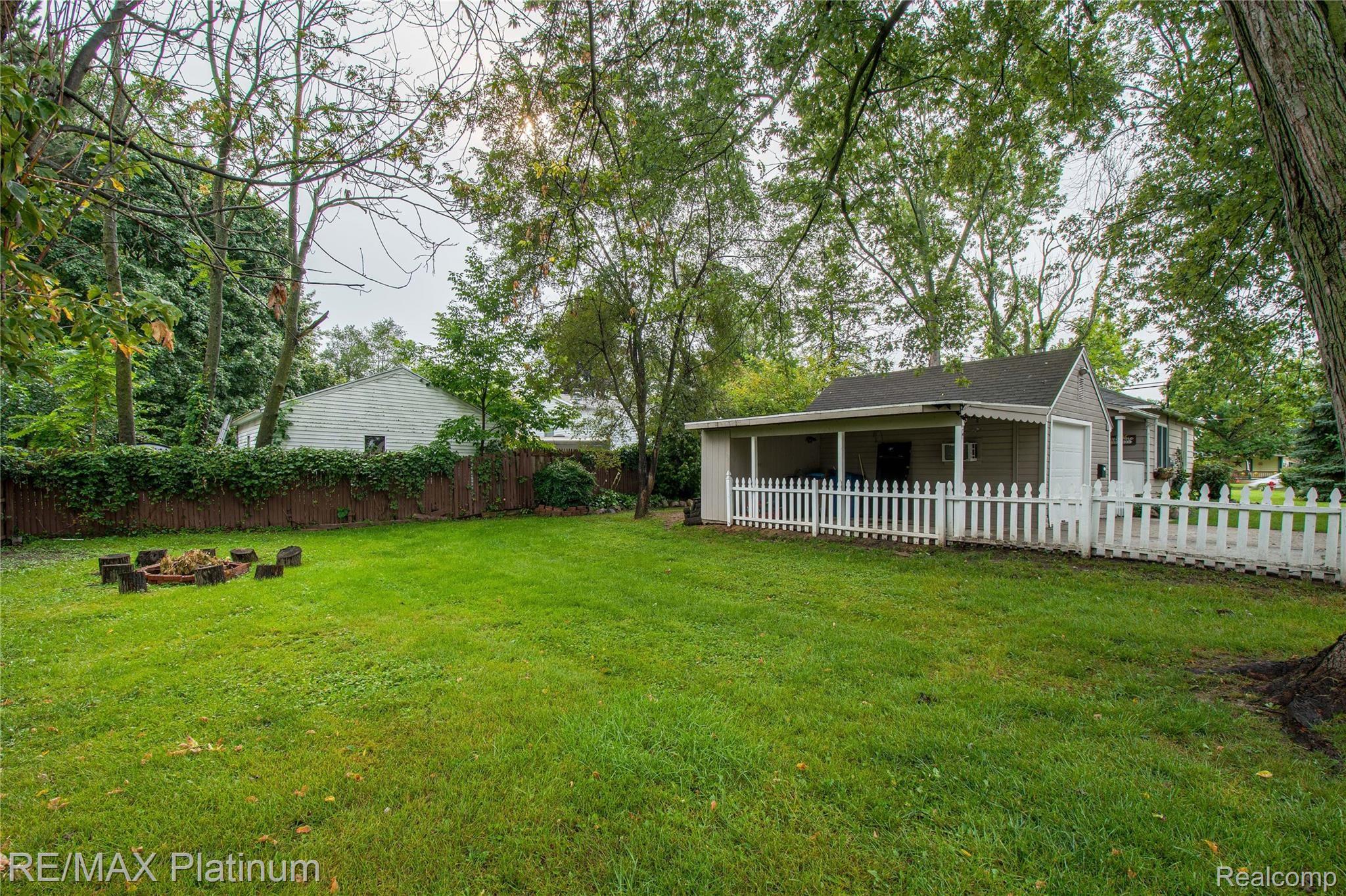 612 North Road Fenton, MI 48430 - Photo 4 of 27 612 North Rd HDR MLS3.jpg