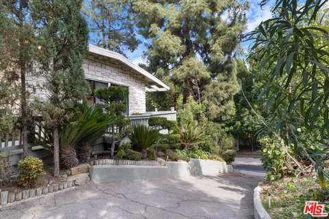 $1,495,000 | 3921 Woodcliff Road, Sherman Oaks, CA 91403