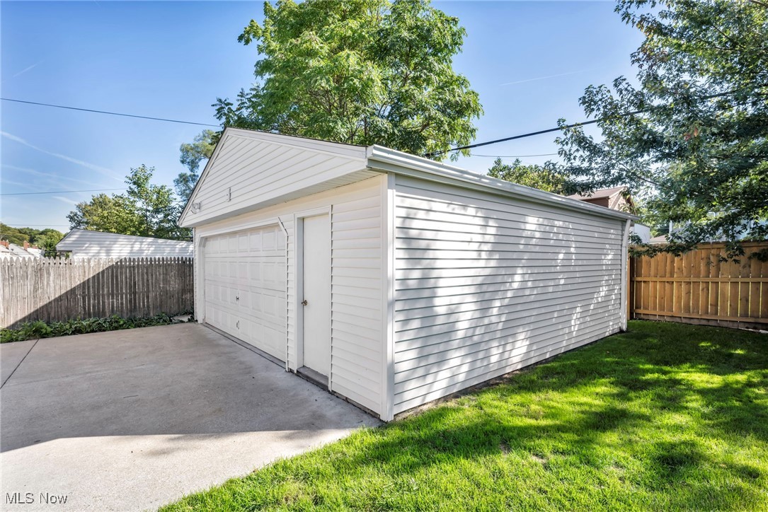 3003 Hearthstone Road Cleveland, OH 44134 - Photo 9 of 30