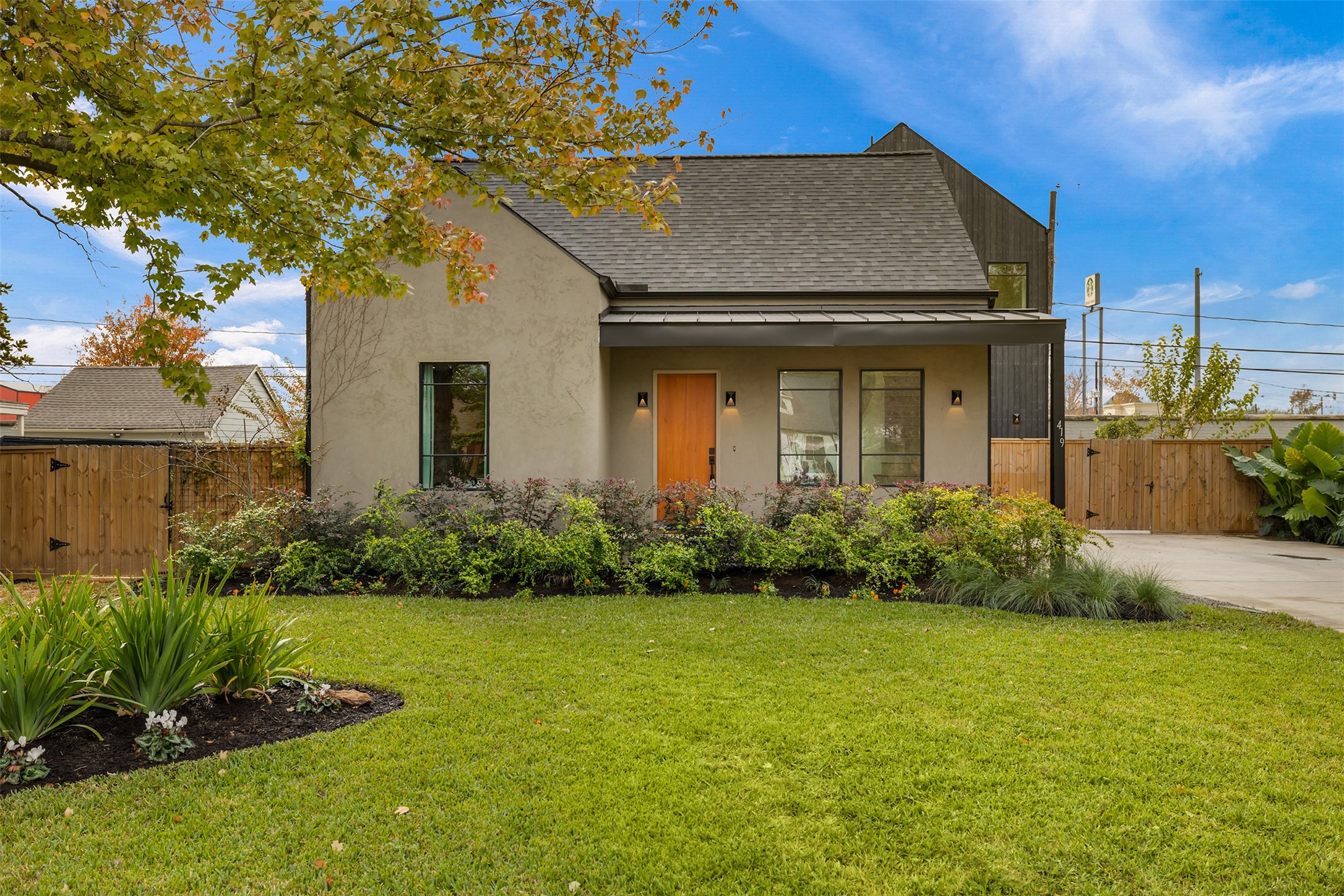 419 West 30th Street Houston, TX 77018 - Photo 4 of 45 a house view with a garden space