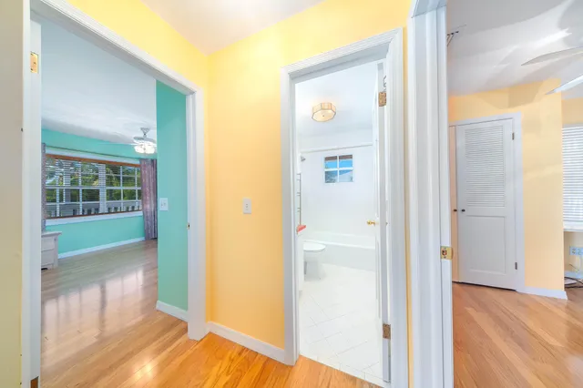 a view of a livingroom with a workspace