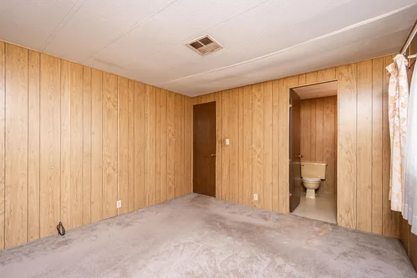 a view of entryway with bathroom