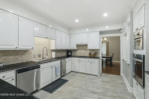 $339,999 | 1540 Lakeside Drive, Jackson, MS 39216