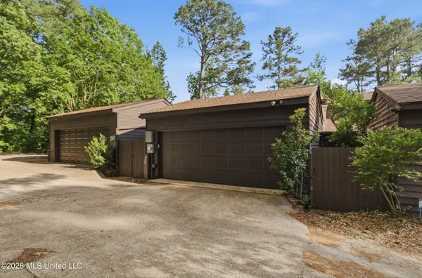 $329,000 | 1540 Lakeside Drive, Jackson, MS 39216