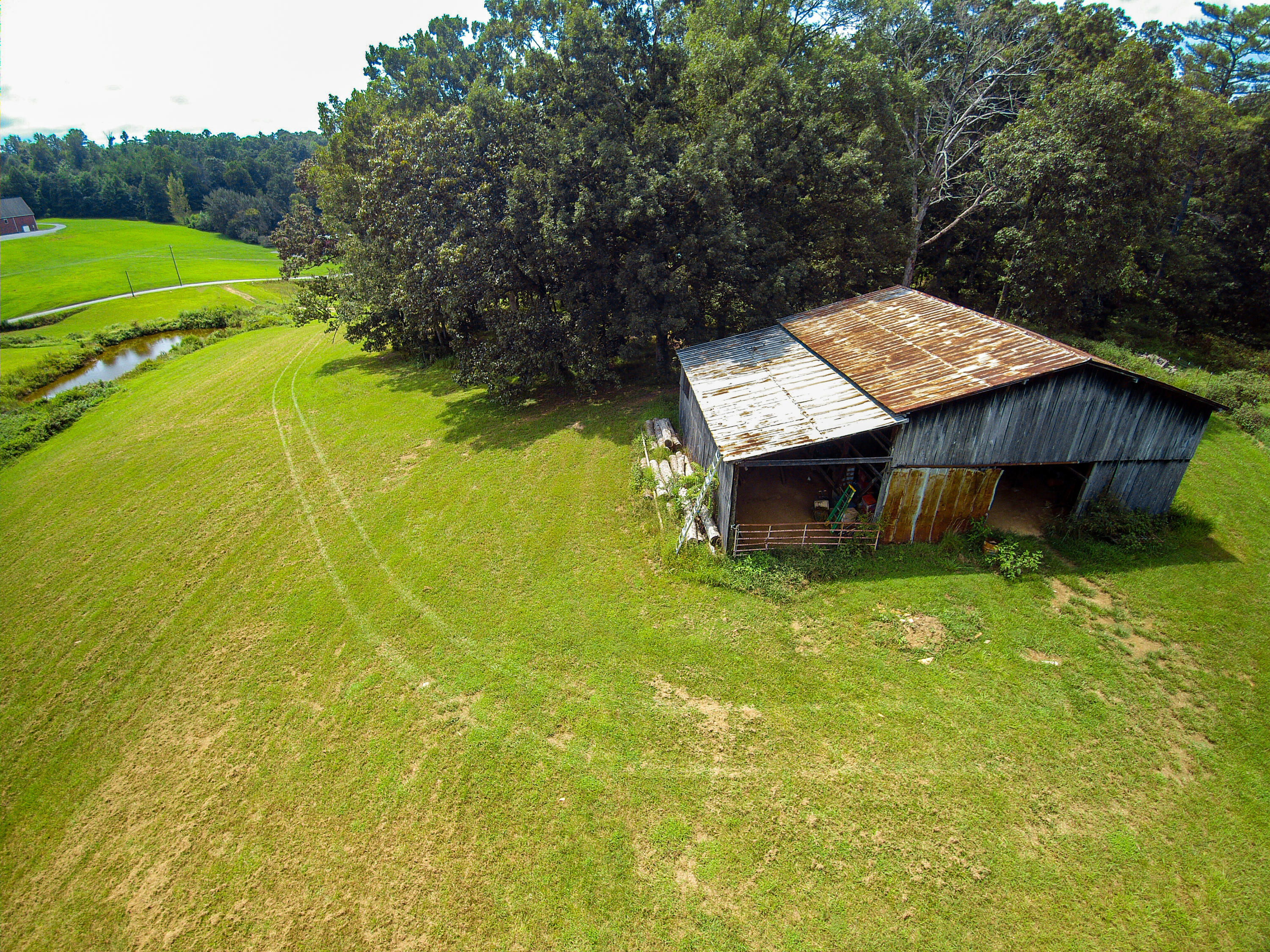 245 Mason Road Madisonville, TN 37354 - Photo 3 of 25 HUGE Barn!