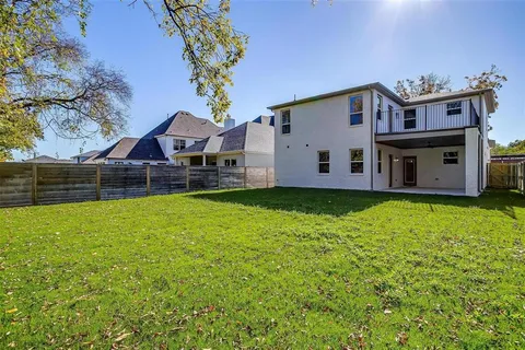 a view of a house with a backyard