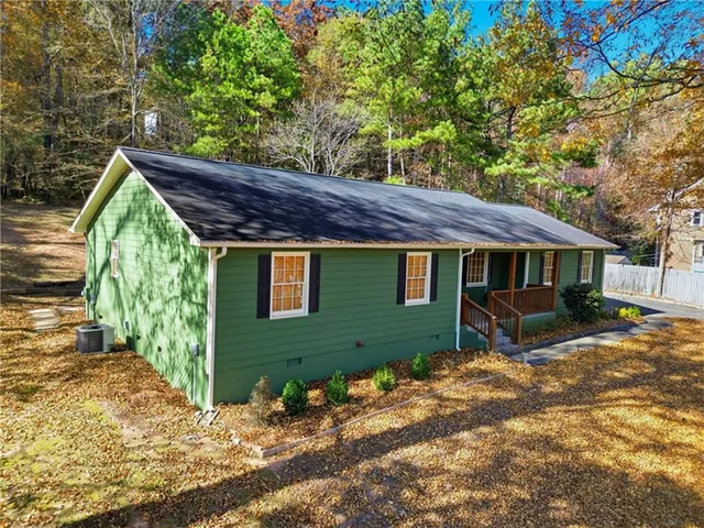 a view of a house with a yard