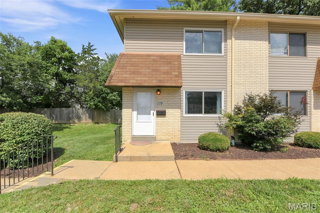 879 Portsdown Road Ballwin, MO 63011 - Photo 2 of 22 Gallery Image 2
