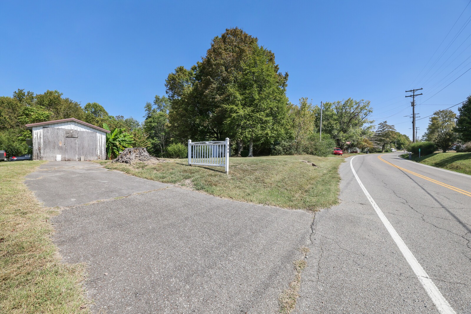 634 Bennett Hill Road Red Boiling Springs, TN 37150 - Photo 32 of 44 a pathway of a house with a yard