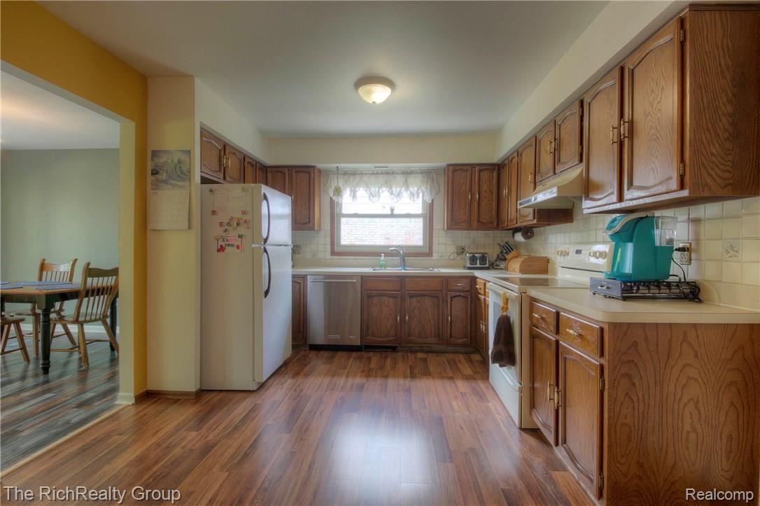 46513 Maidstone Road Canton, MI 48187 - Photo 27 of 56 27_fb.jpg