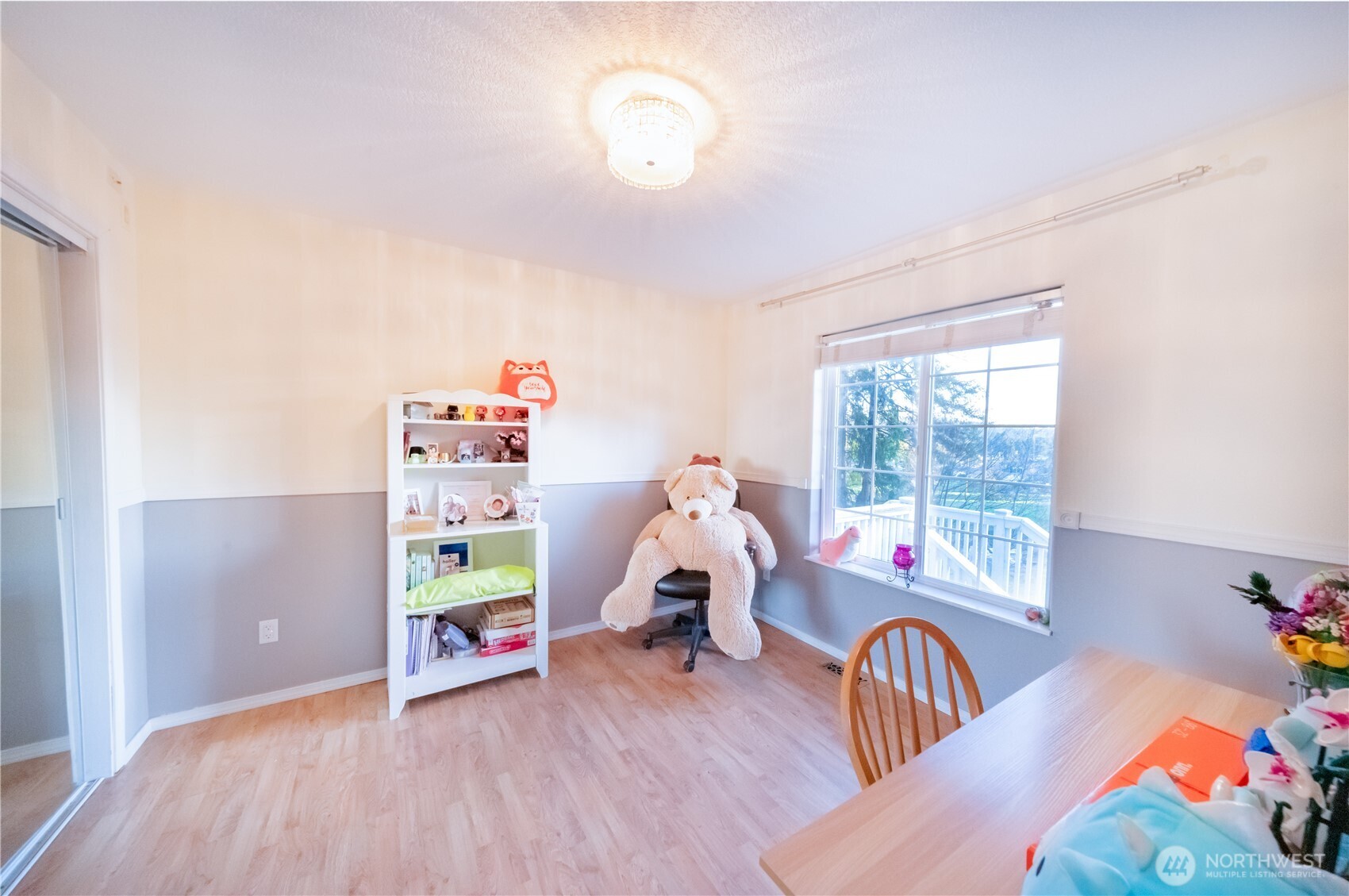 118 Clark Creek Road Longview, WA 98632 - Photo 19 of 19 a room with furniture and a window