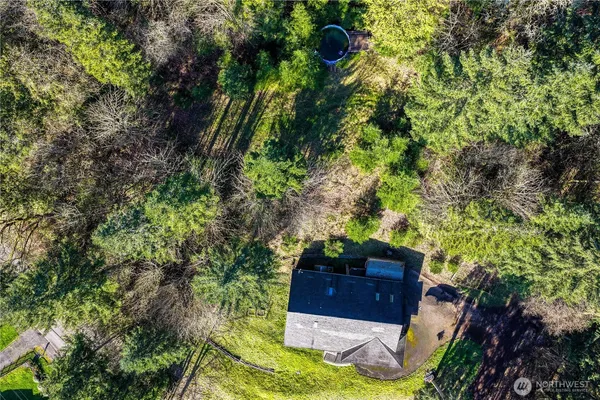 a view of yard with green space