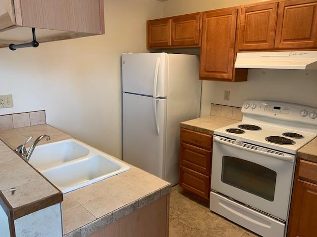 1440 Ruby Court, Unit 3 Capitola, CA 95010 - Photo 2 of 6 a kitchen with a stove top oven and refrigerator