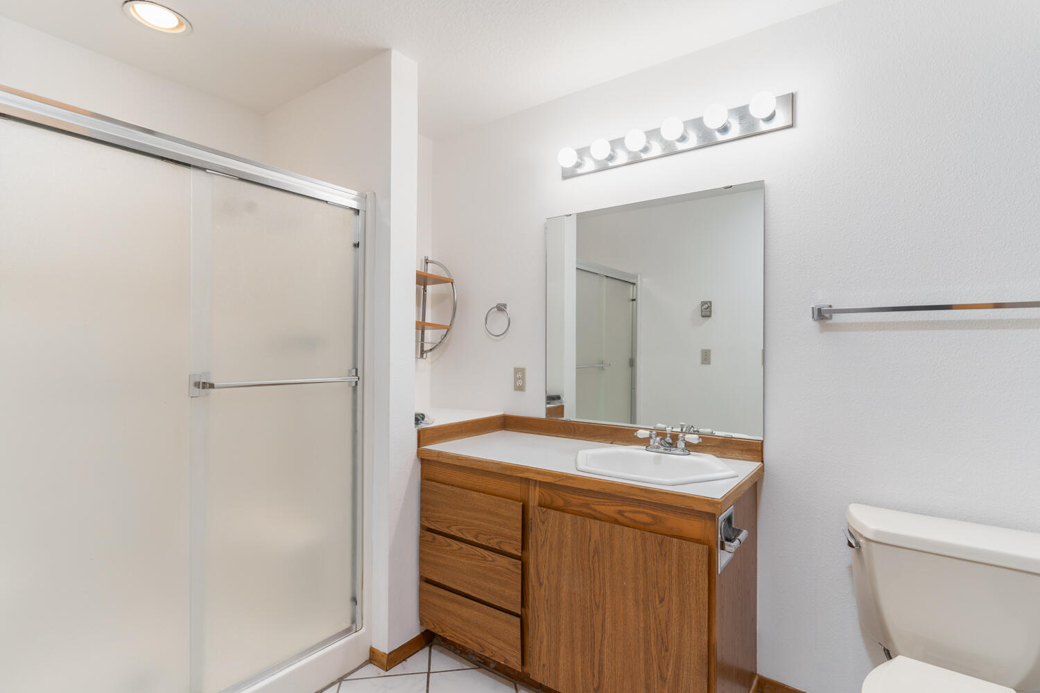 1050 Northeast Butler Market Road, Unit 24 Bend, OR 97701 - Photo 22 of 30 attached bath