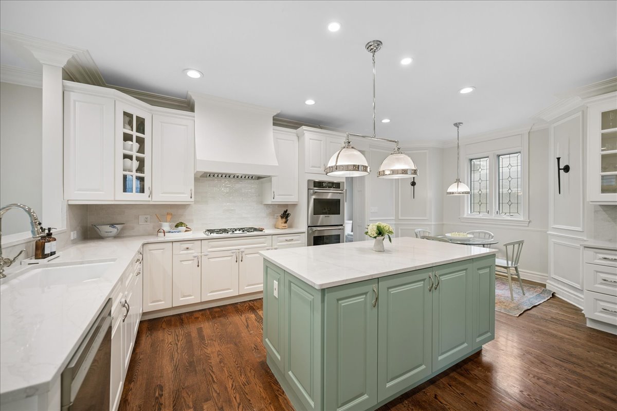 556 Willow Road Winnetka, IL 60093 - Photo 14 of 43 a kitchen with sink stove and refrigerator