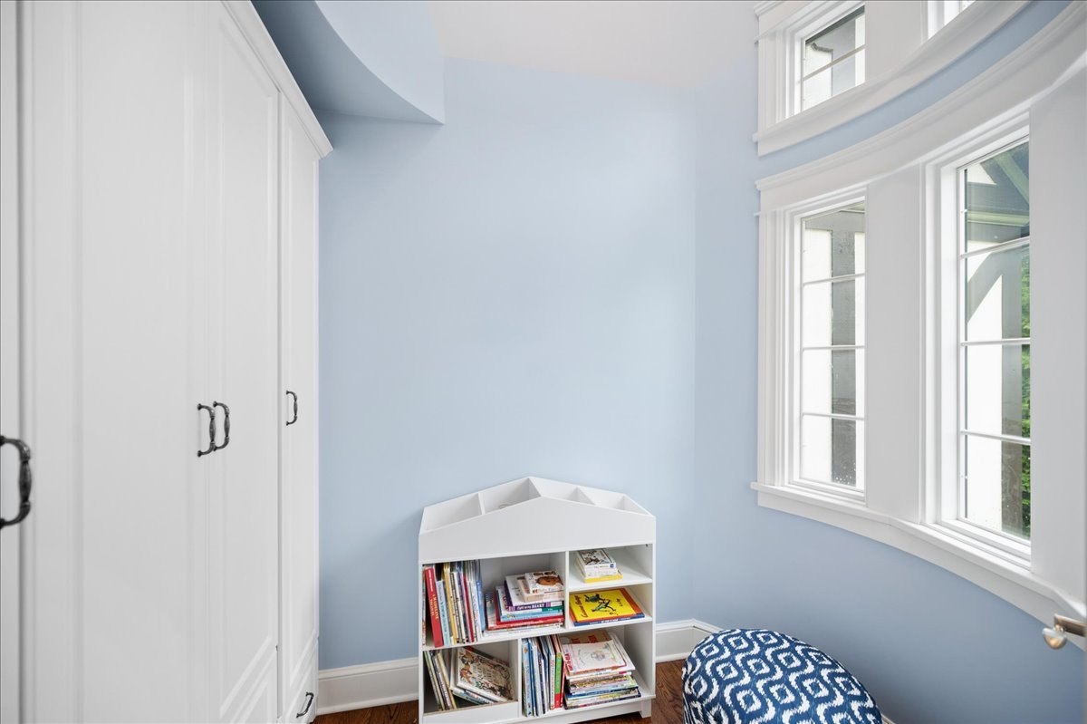 556 Willow Road Winnetka, IL 60093 - Photo 26 of 43 a living room with a bed and a window