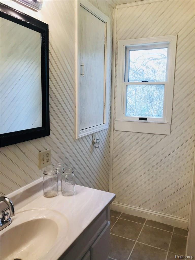 6212 North Bray Road Flint, MI 48505 - Photo 9 of 15 9.jpg