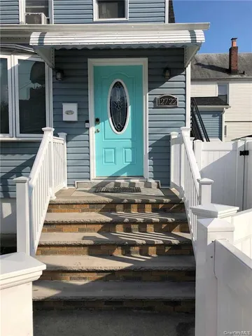 a view of entryway with a front door