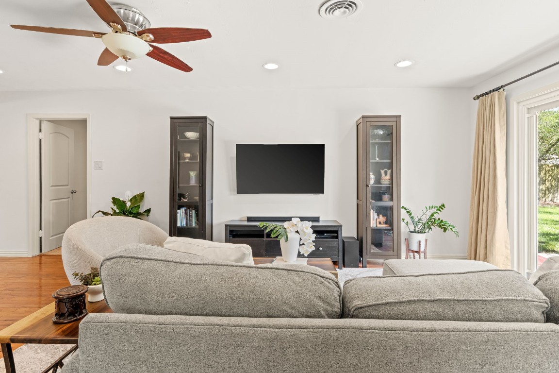 5827 Rutherglenn Drive Houston, TX 77096 - Photo 10 of 30 a living room with furniture and a flat screen tv