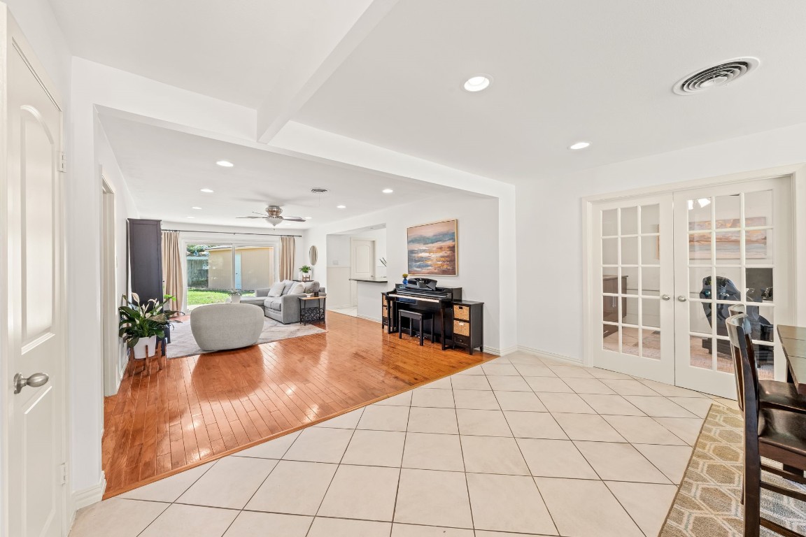 5827 Rutherglenn Drive Houston, TX 77096 - Photo 4 of 30 a living room with furniture and a table