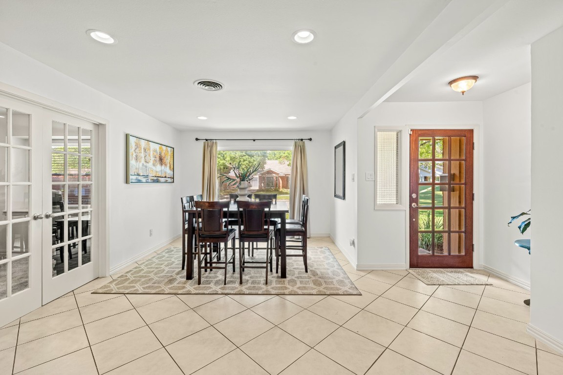 5827 Rutherglenn Drive Houston, TX 77096 - Photo 28 of 30 a dining room with furniture and window