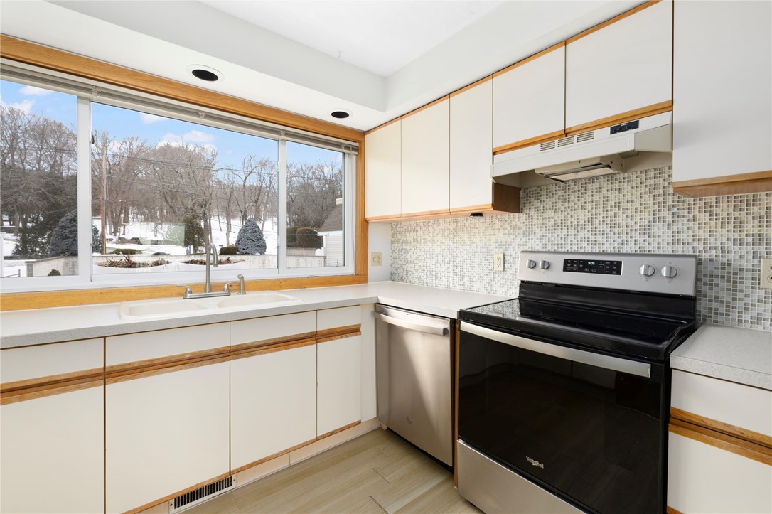 4158 Post Road, Unit 9 Warwick, RI 02818 - Photo 12 of 36 eat in kitchen