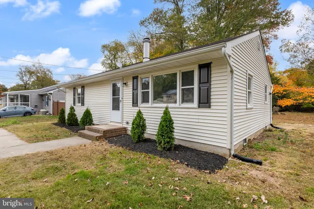 a view of a house with a yard and garage