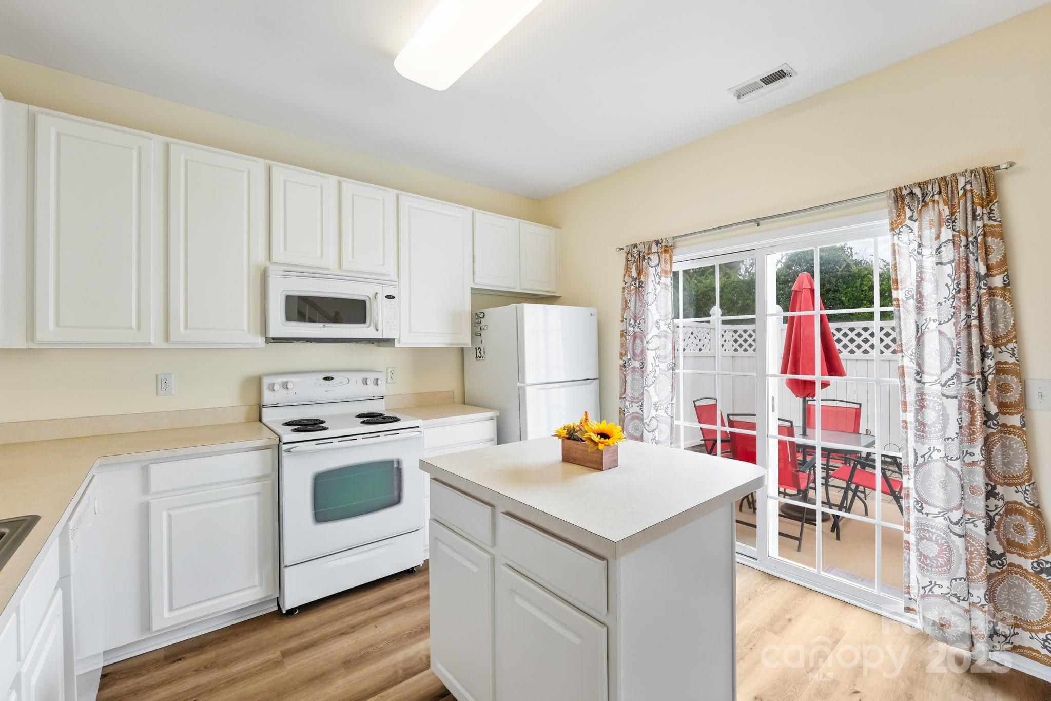 811 Gentlewinds Court Fort Mill, SC 29708 - Photo 9 of 25 a kitchen with a sink stove and microwave