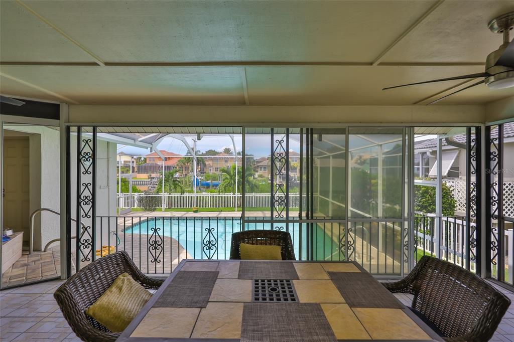 913 Allegro Lane Apollo Beach, FL 33572 - Photo 34 of 57 a living room filled with furniture