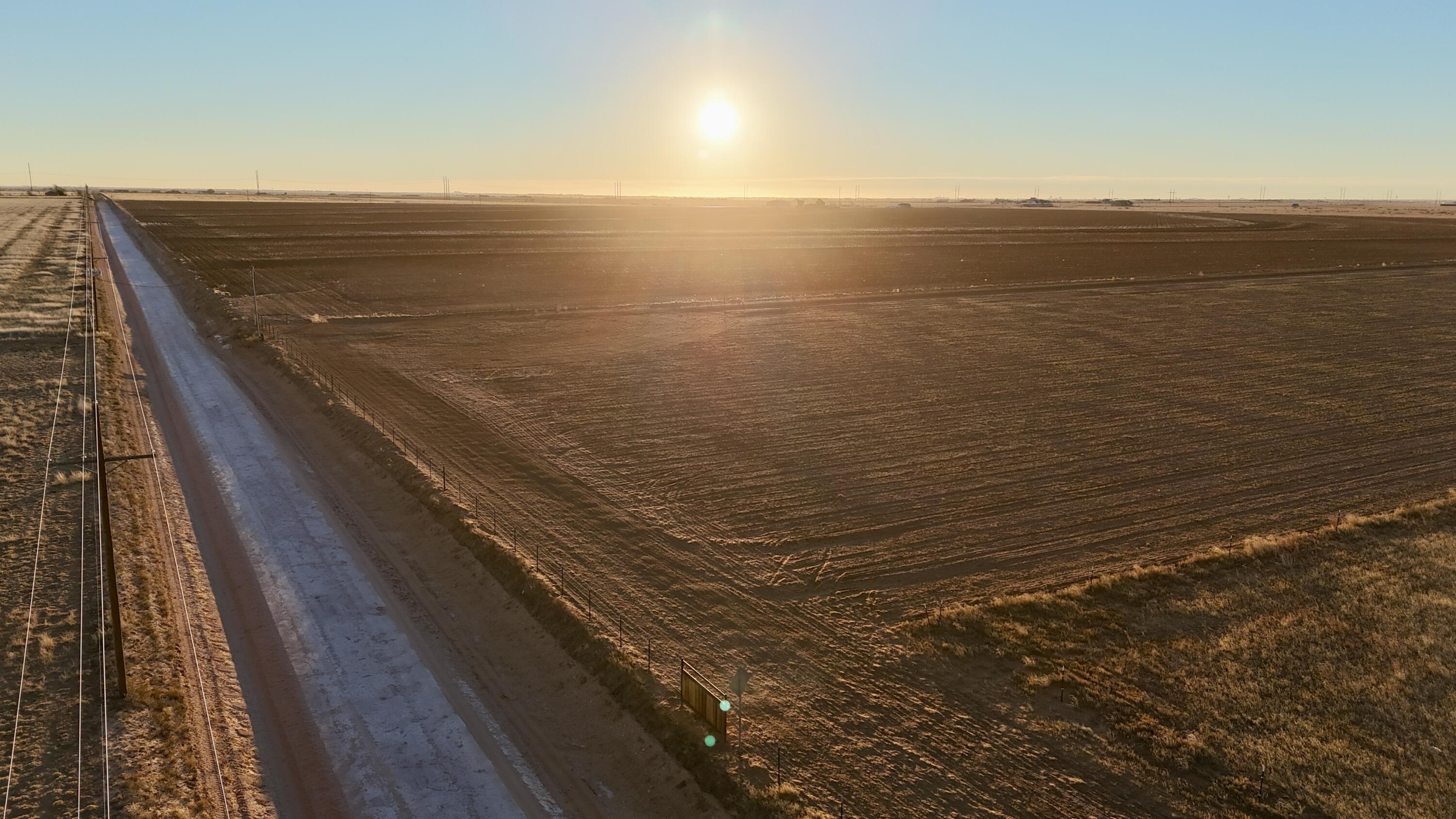 5500 County Road Shallowater, TX 79363 - Photo 4 of 10 a view of an ocean from a balcony