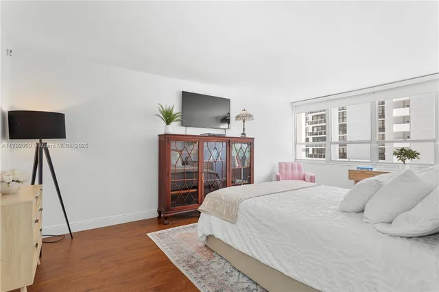a en suite bathroom with a double vanity sink and large mirror