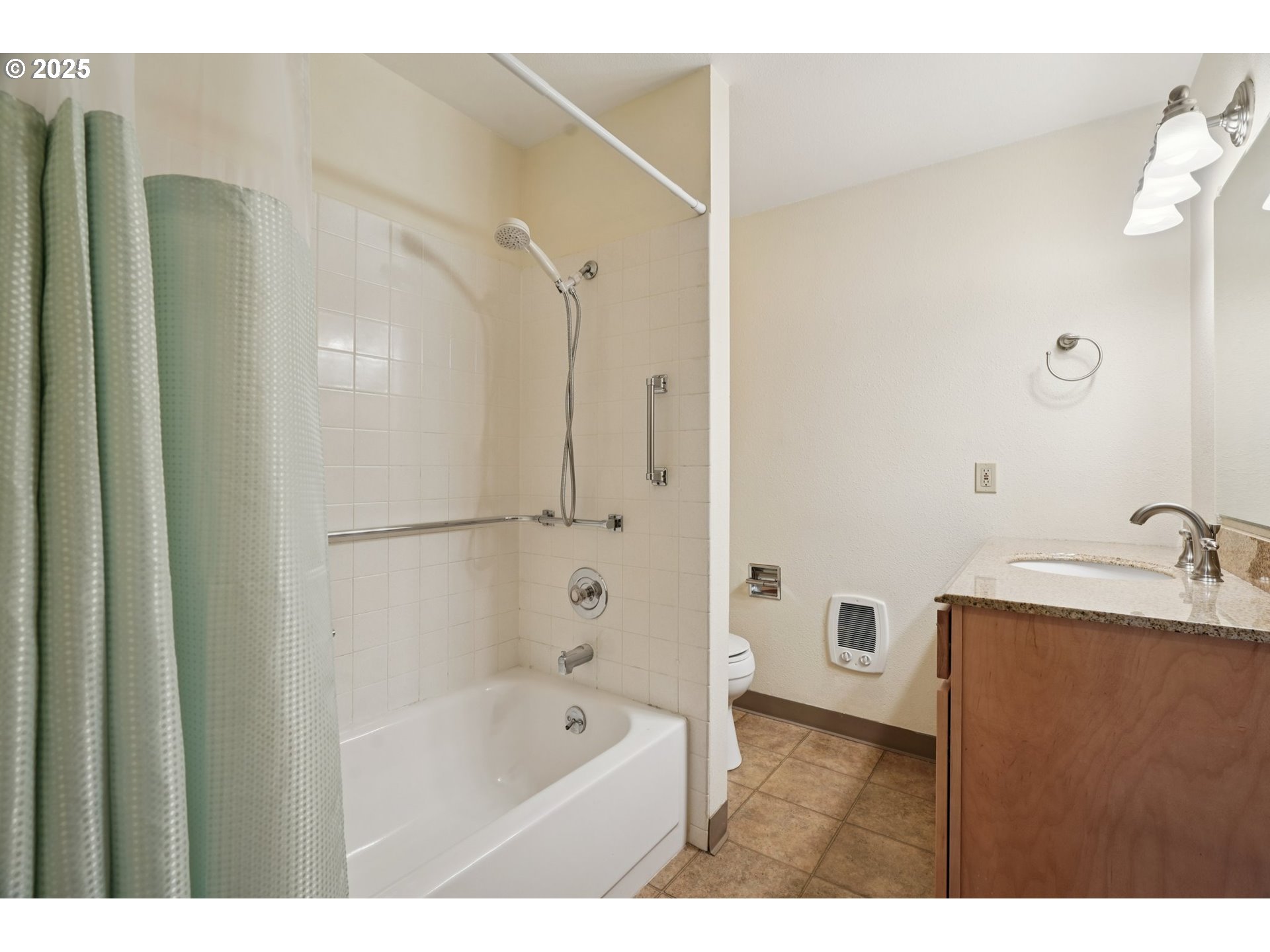 866 Northeast Fleming Avenue, Unit B83 Gresham, OR 97030 - Photo 16 of 27 a bathroom with a tub a sink and mirrors