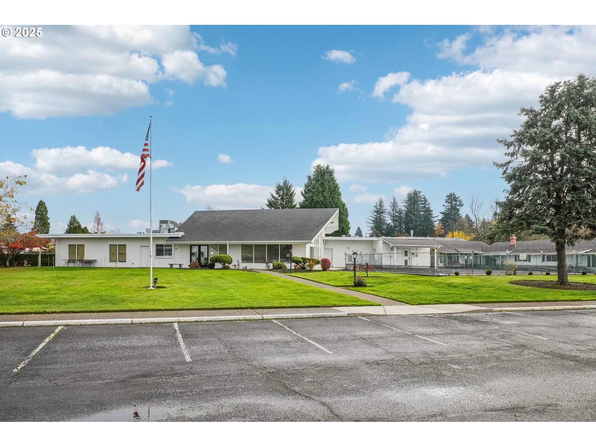 866 Northeast Fleming Avenue, Unit B83 Gresham, OR 97030 - Photo 25 of 27 a view of a big yard with a big yard and potted plants