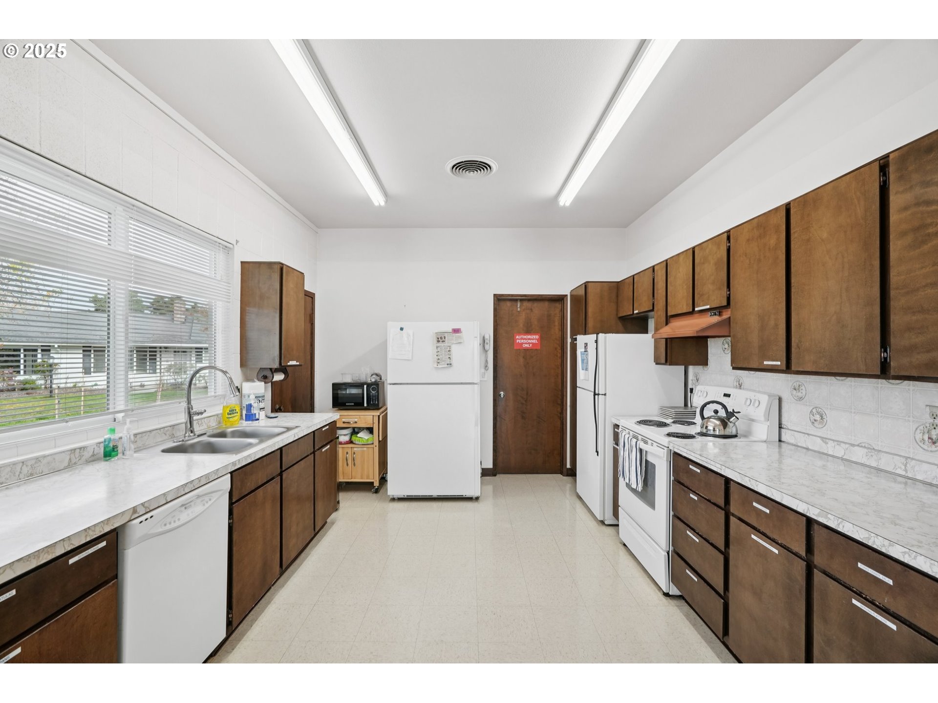 866 Northeast Fleming Avenue, Unit B83 Gresham, OR 97030 - Photo 26 of 27 a kitchen with a sink stove and refrigerator