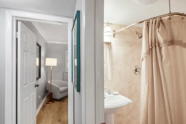 a en suite bathroom with a shower