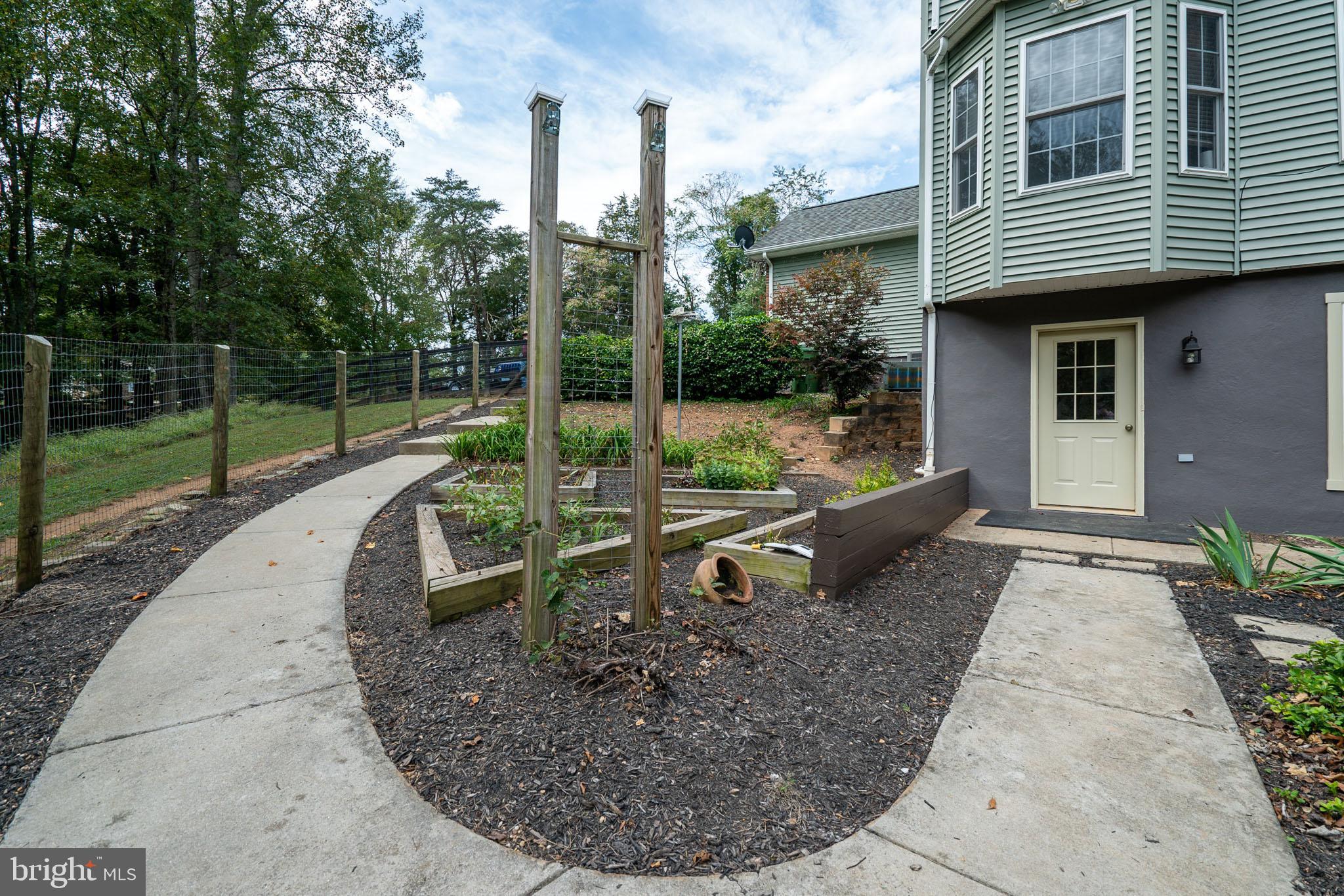 7019 Olinger Road Marshall, VA 20115 - Photo 36 of 40 Landscaping